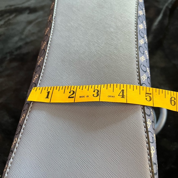 New Guess Handbag Blue/White. 2 handles. Zippered closure. Lots of pockets. - Picture 3 of 12